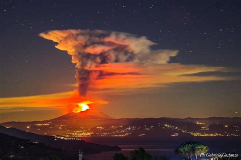 vulcanul etna erupe